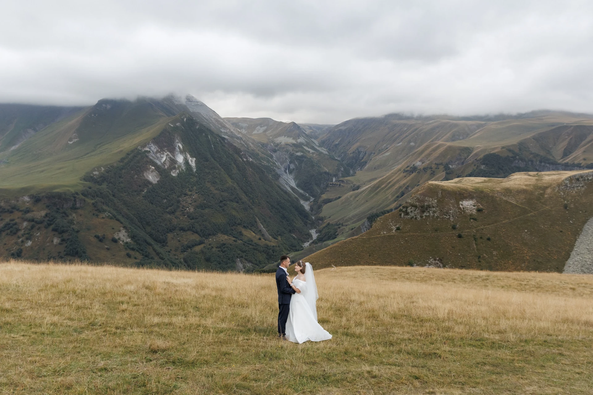 Wedding in the mountains of Gudauri Georgia with the wedding agency LETO 56